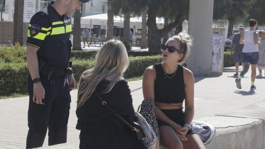 Policías holandeses y alemanas patrullan en la Platja de Palma