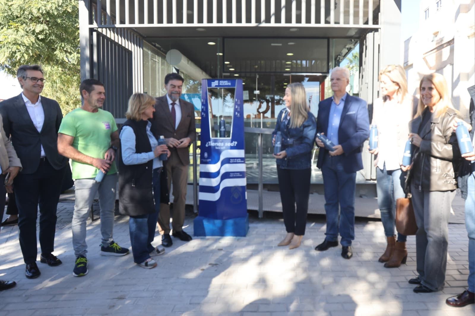 Aguas de Alicante instala una nueva fuente de agua potable refrigerada en el mercadillo de Teulada