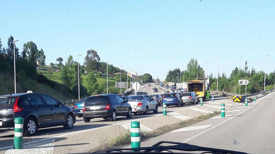 Un accidente entre un camión y una furgoneta provoca retenciones a la entrada de Oviedo