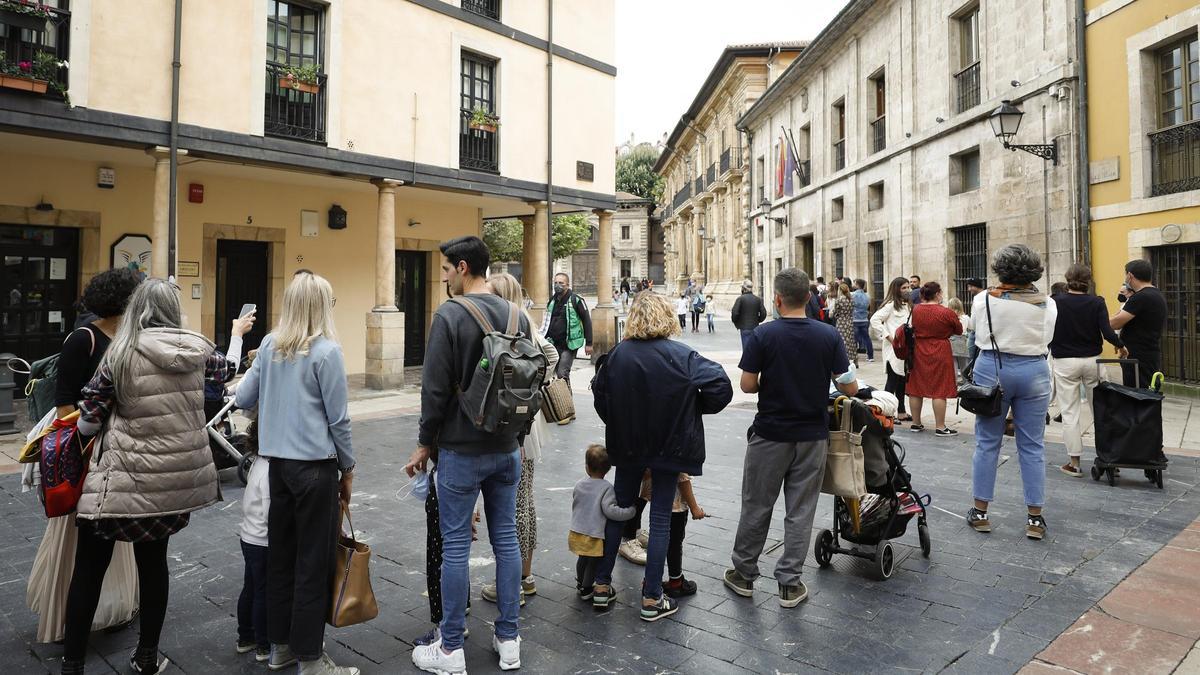 Colas esperando para entrar a un cuentacuentos en la biblioteca del Fontán durante la Noche Blanca