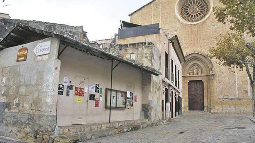 El edificio de la antigua pescadería municipal está ubicado en la Plaça Major.