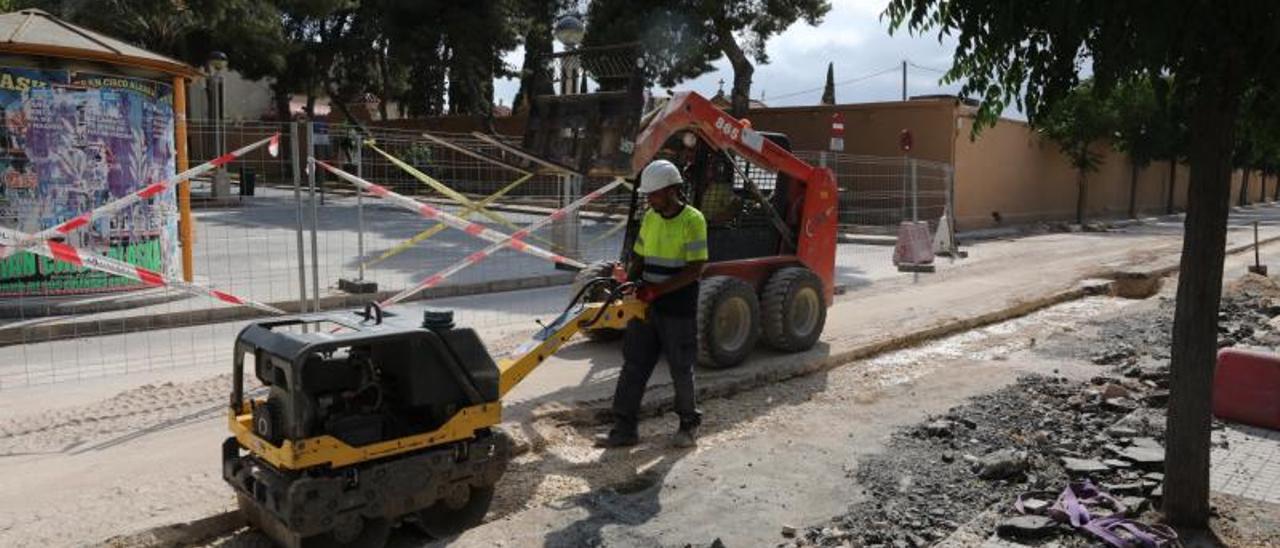 Las máquinas trabajando en el cierre de una zanja, en el entorno del cementerio. | ANTONIO AMORÓS