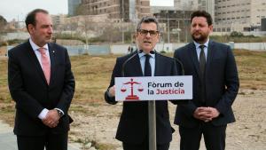 El ministro Félix Bolaños en Tarragona, con el conseller de Justícia de Catalunya, Ramon Espadaler, y el alcalde de la ciudad, Rubén Viñuales.