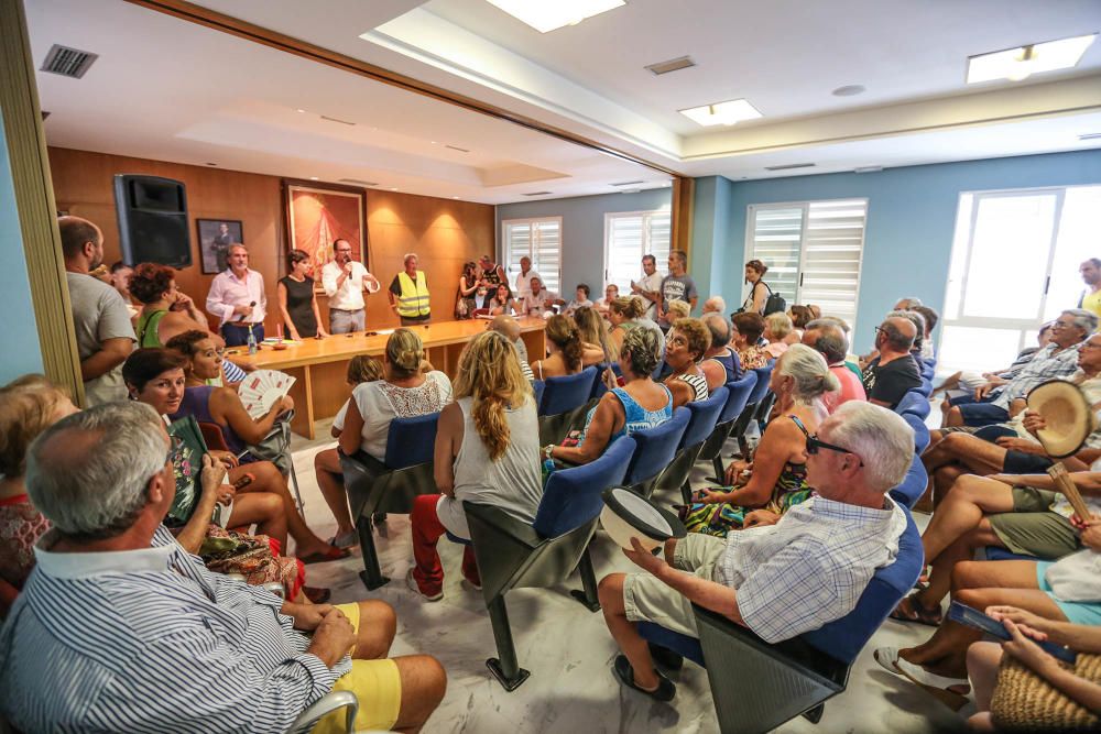 El alcalde de Orihuela Costa escucha las quejas de los vecinos sobre la limpieza