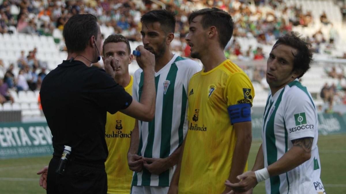 Montes García dialoga con jugadores durante el Córdoba CF-Cádiz B de la temporada 19-20 en El Arcángel.