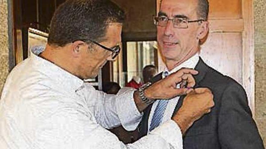 Ángel Rodal entrega la insignia a Vázquez Almuiña.