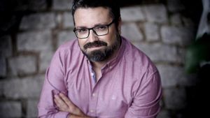 Daniel Iriarte, expert en desinformació: «Els radicalismes, d’esquerra i dreta, menteixen sempre»
