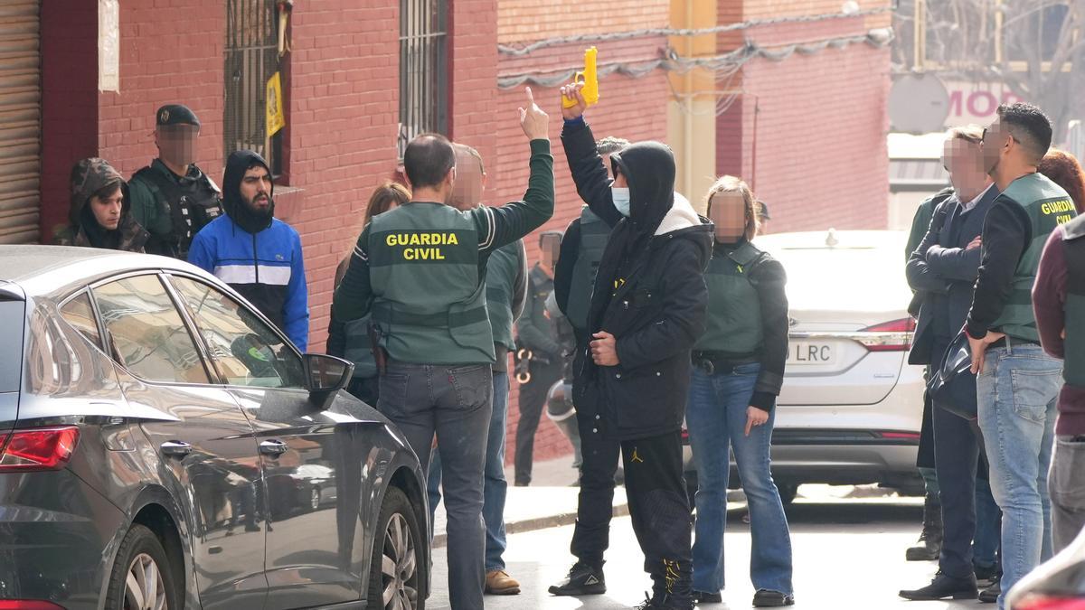 Imagen de la reconstrucción del crimen de la Vall d’Uixó, con el homicida portando una pistola de juguete.