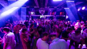 BARCELONA 14/07/2024 Sociedad. Tardeo boomer: mujeres y hombres de 40 años de fiesta en Razzmatazz FOTO de ZOWY VOETEN