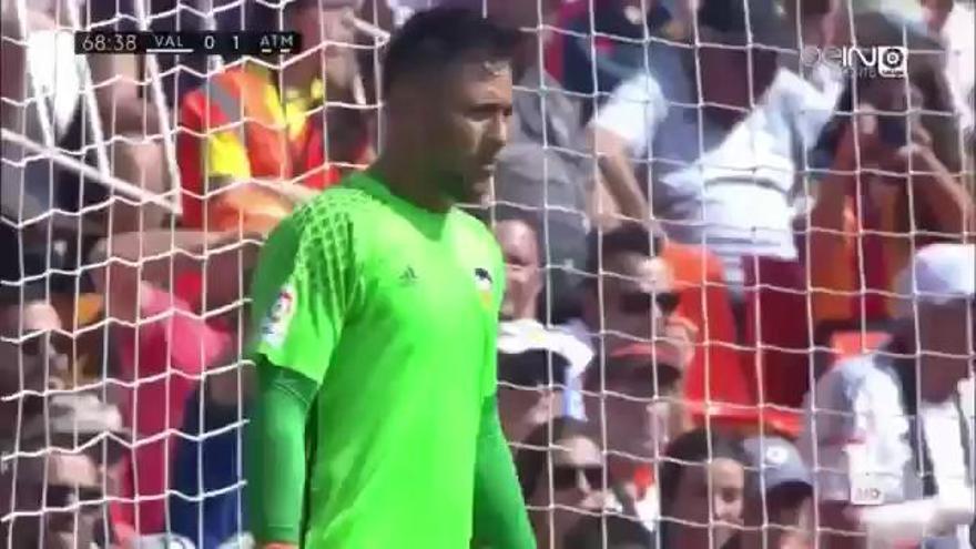 Diego Alves detiene el penalti a Gabi