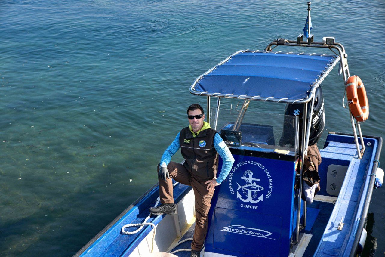 Mariscadores a flote (rañeiros) en el entorno de A Toxa (O Grove).