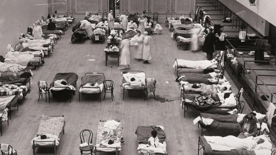 Infermeres voluntàries de la Creu Roja dels EE UU atenent els malalts de grip, a Oakland.