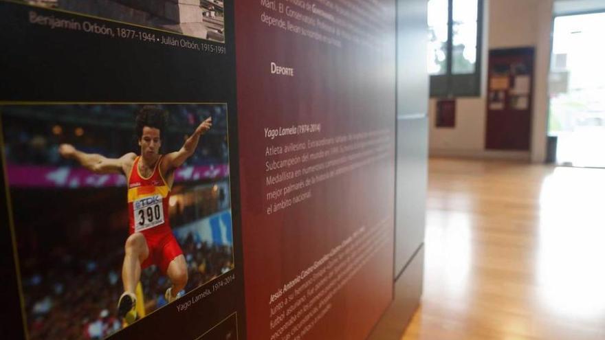 Panel informativo con datos y una fotografía del saltador avilesino Yago Lamela, fallecido en 2014.