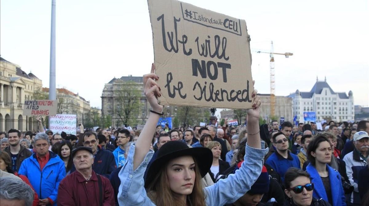 zentauroepp38001969 a woman holds a placard as she protests against the bill tha170409204949