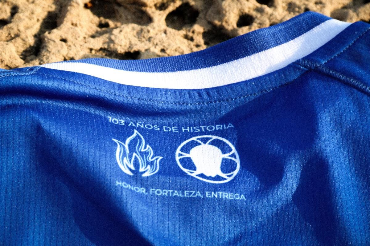 Los detalles de la parte trasera de la nueva camiseta del Hércules.