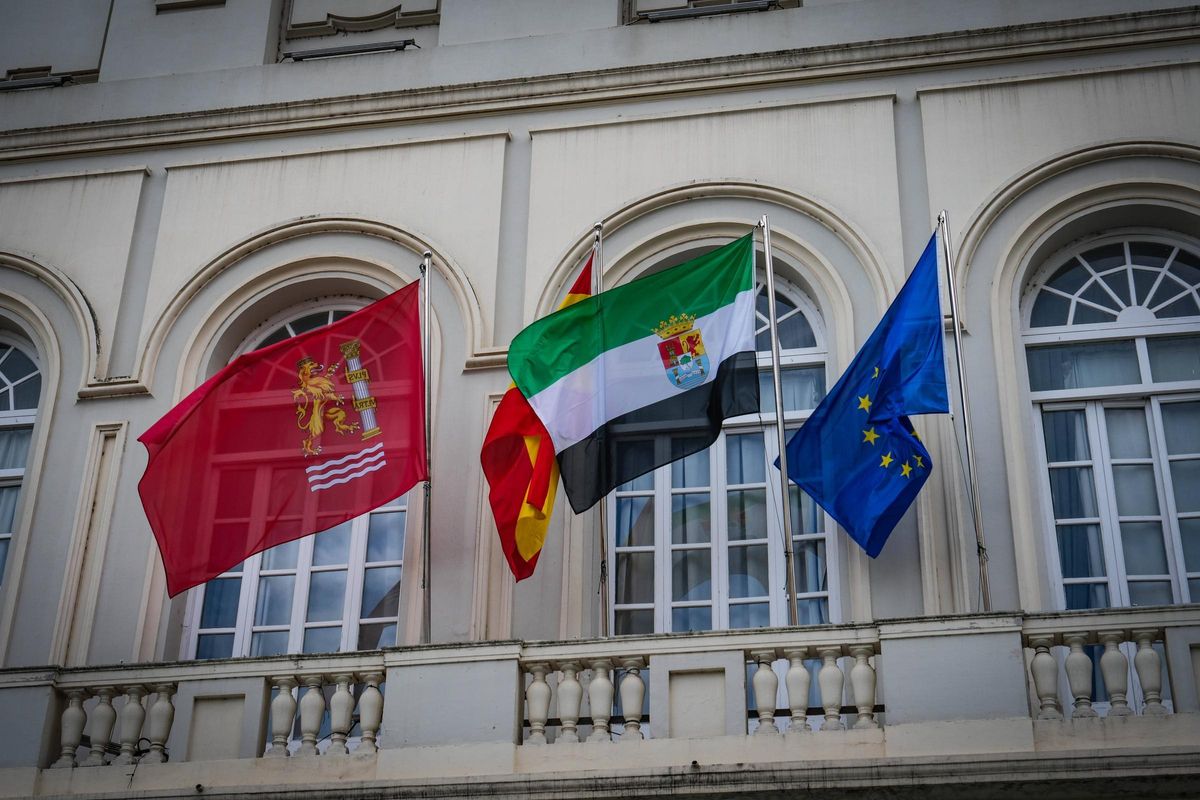 La bandera de Badajoz, en el teatro López de Ayala.