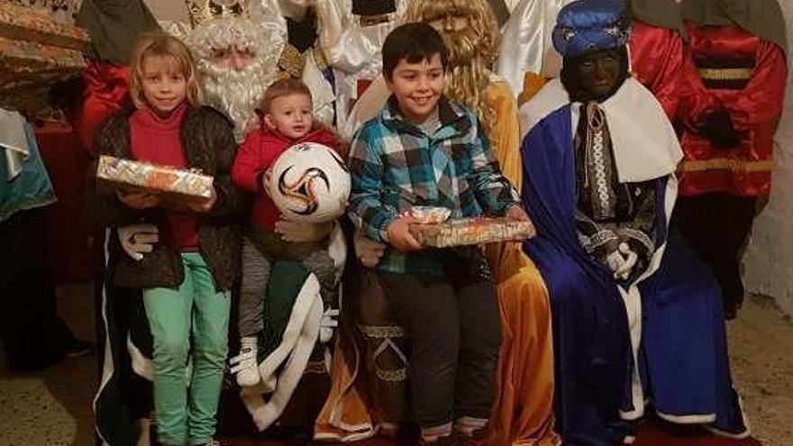 Los Reyes, con varios niños de la zona.