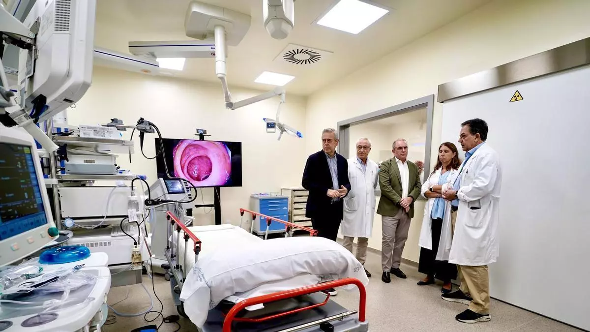 El hospital Álvaro Cunqueiro estrena una unidad pionera en Galicia para realizar hasta un 30 % más de endoscopias y liberar quirófanos