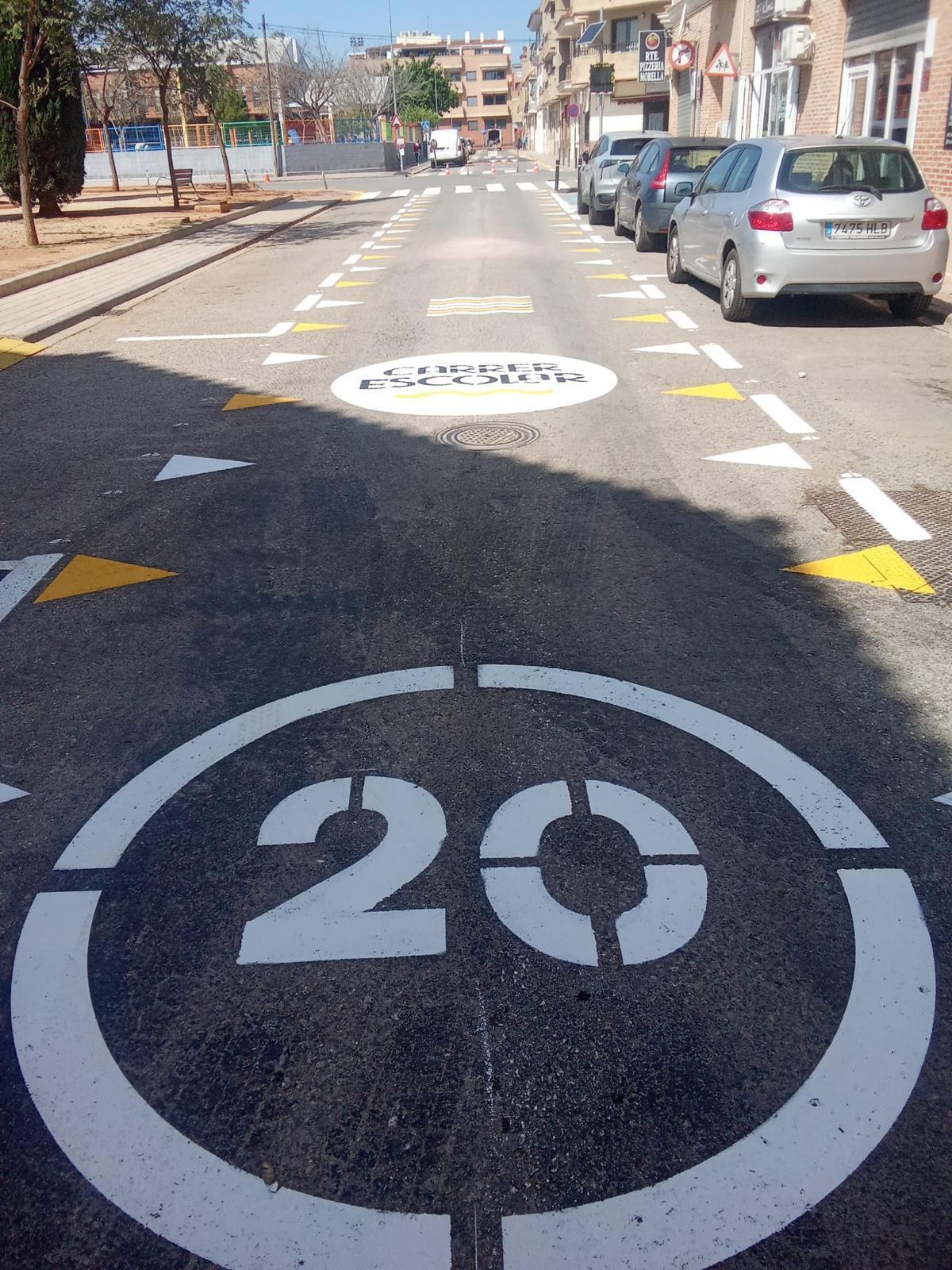 Nueva calle escolar en Silla con límite de velocidad a 20 km/h.