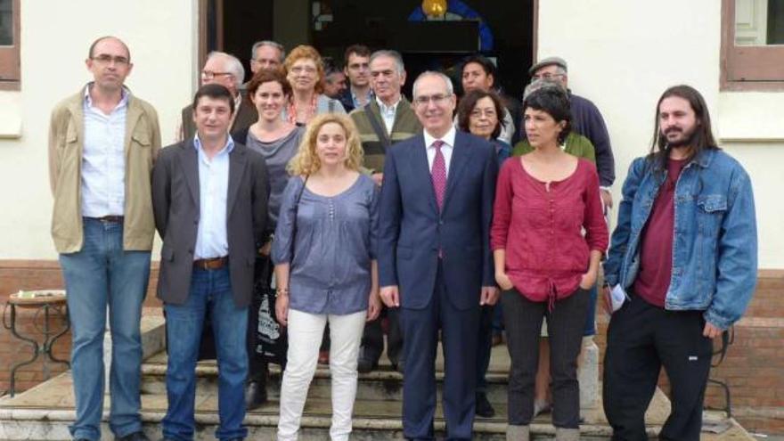 Pedro Moreno Brenes, en el centro, acompañado por miembros de su lista y cooperantes.