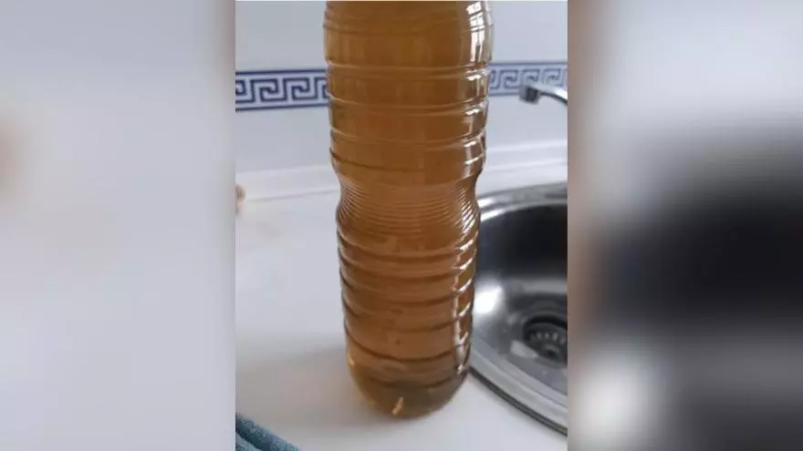 Así sale el agua de los grifos en Lora del Río