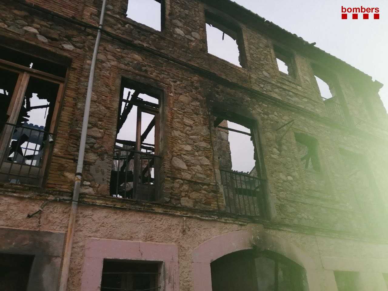 Incendi en un edifici de la Jonquera