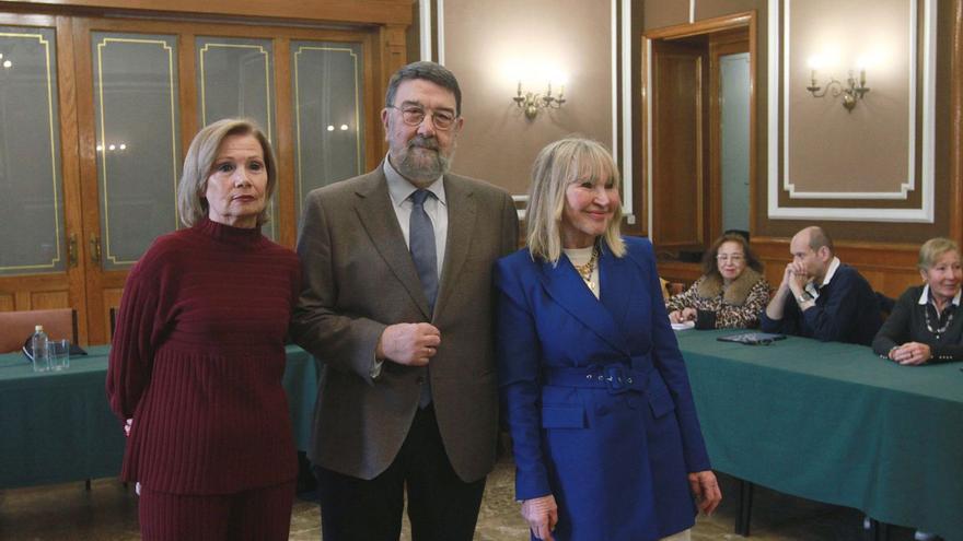 María Villar, Juan Gestal y María Antonia Rilo, ayer en la conferencia en el Liceo. |   // IÑAKI OSORIO