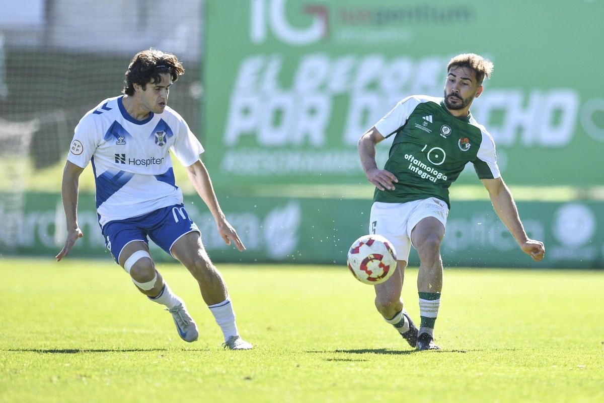 Joserra golpea el balón durante un partido de esta temporada.