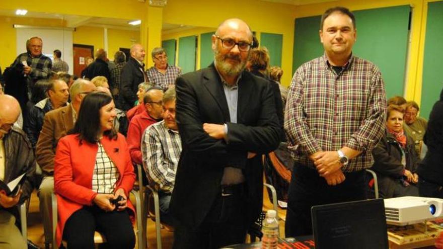 José María Flores y Alfredo Rodríguez, en la sala del centro sociocultural de Villabona, que se llenó para la charla del historiador. m. noval moro