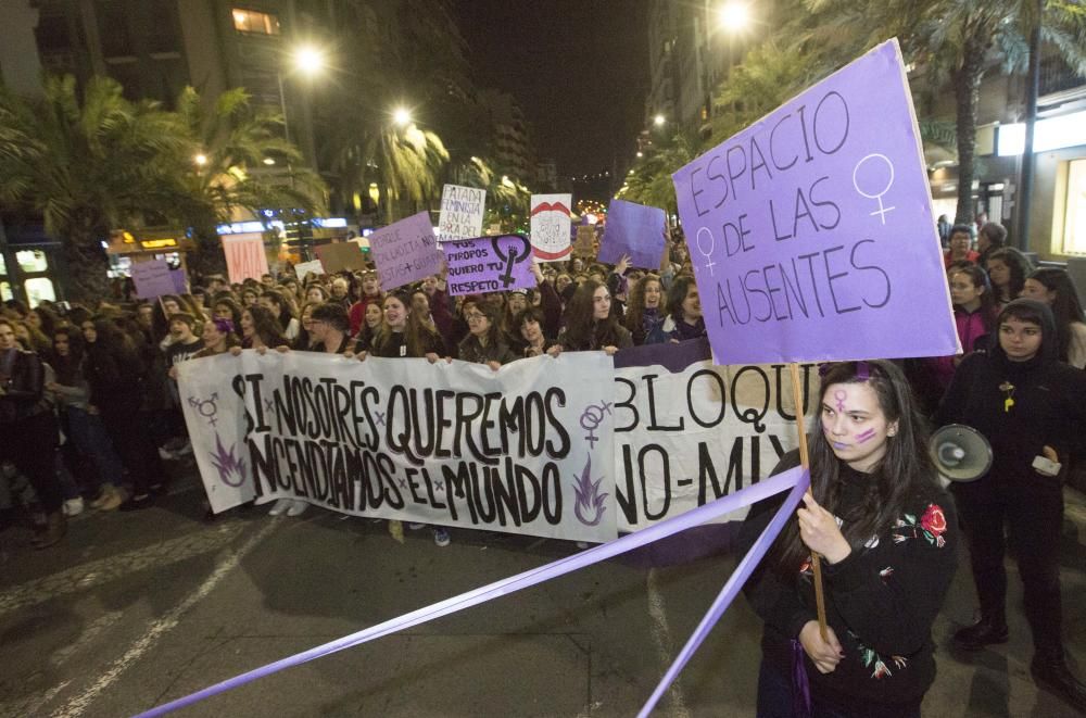 8 de Marzo: Más de 40.000 personas en la manifestación feminista de Alicante contra el machismo y por la igualdad