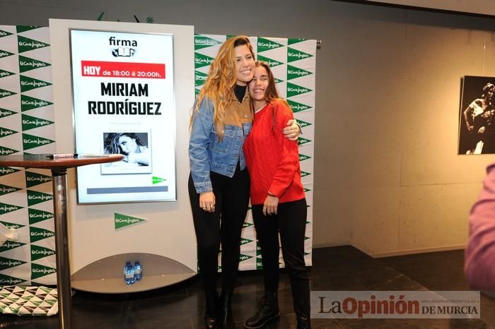 Miriam Rodríguez firma discos en El Corte Inglés