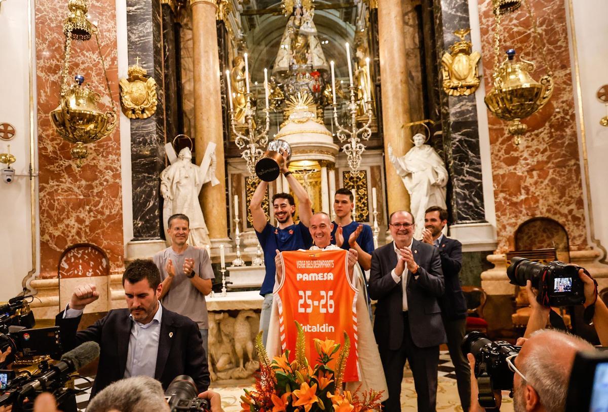 Así ha sido la celebración del título del Valencia Basket en la basílica de la Virgen de los Desamparados
