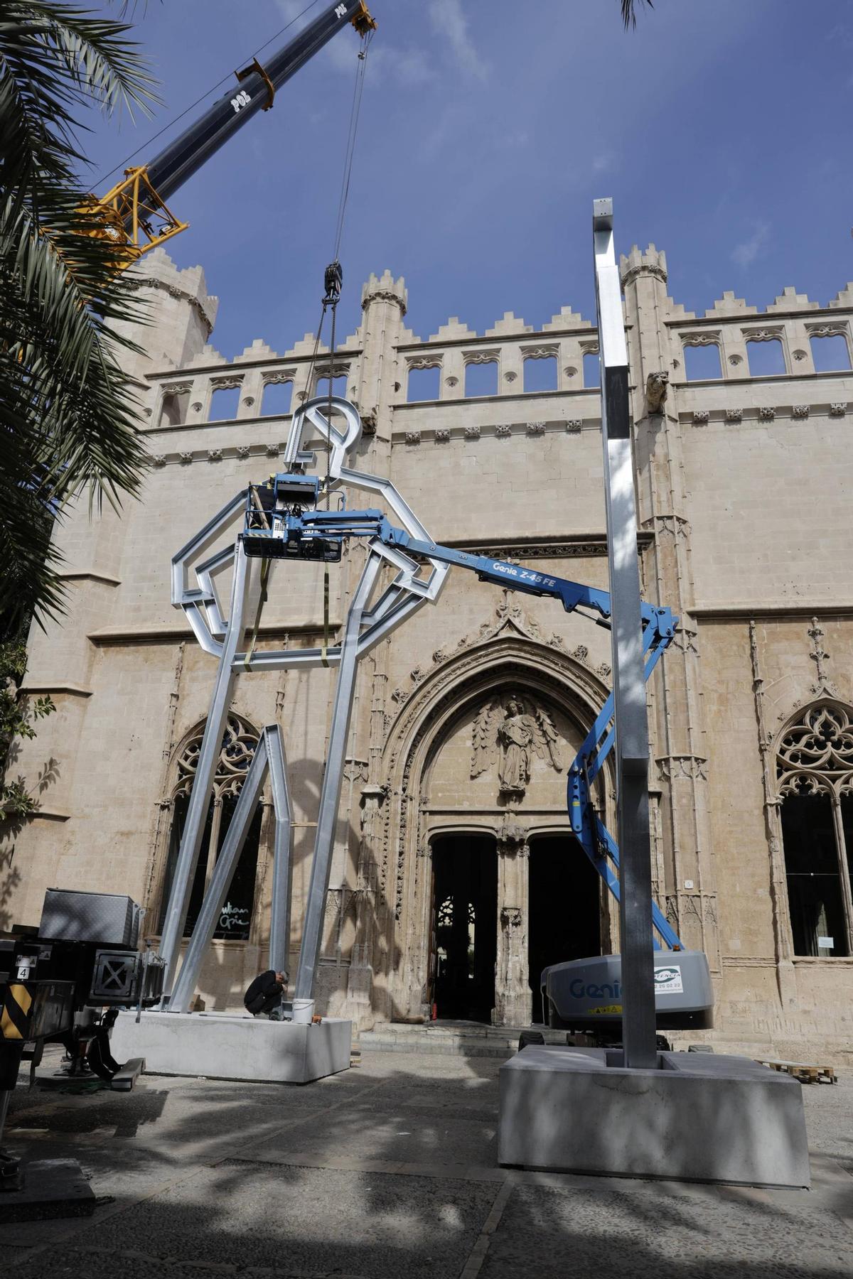 Montaje de la exposición de Julian Opie en la Llotja de Palma