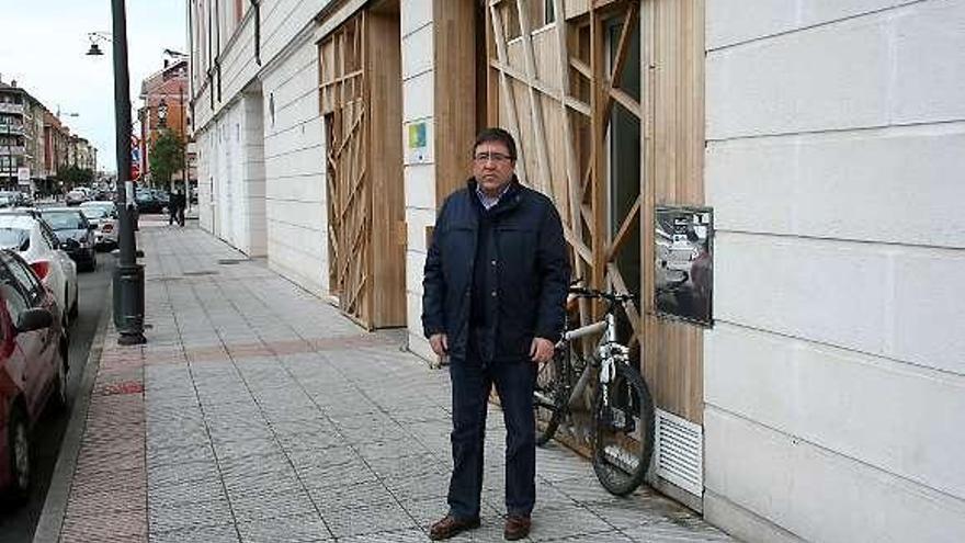 Rafael Rodríguez, ante la entrada a la sala de estudios de Lugones.