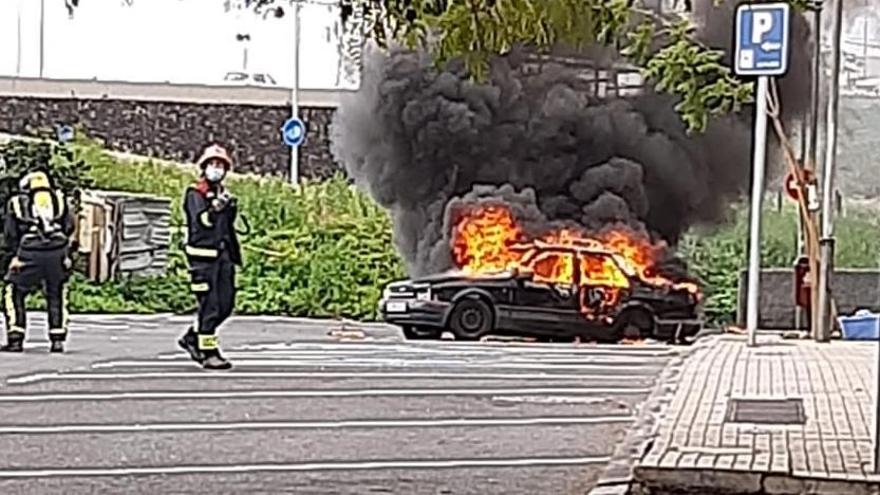 Arde un coche junto al Pancho Camurria