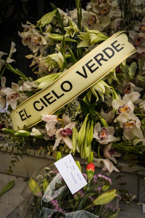 Flores y romero en la puerta de la Basílica de la Esperanza.