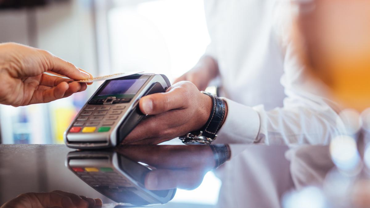 Un cliente paga en un establecimiento con tarjeta de crédito.