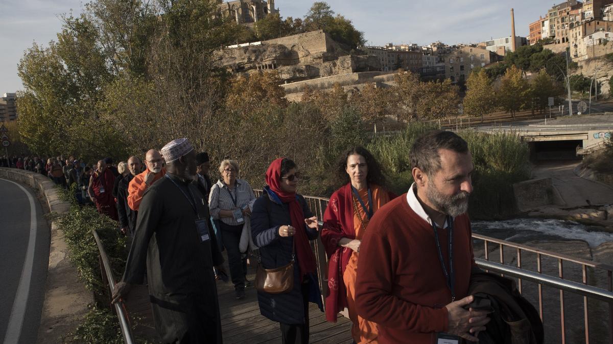 Un centenar de persones pelegrinen de Santa Caterina fins a la Cova per obrir el Fòrum Cruïlla de Camins