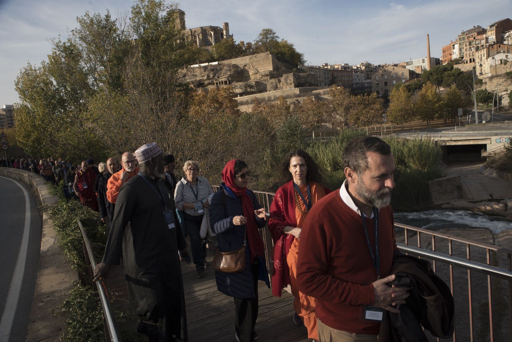 Un centenar de persones pelegrinen de Santa Caterina fins a la Cova per obrir el Fòrum Cruïlla de Camins