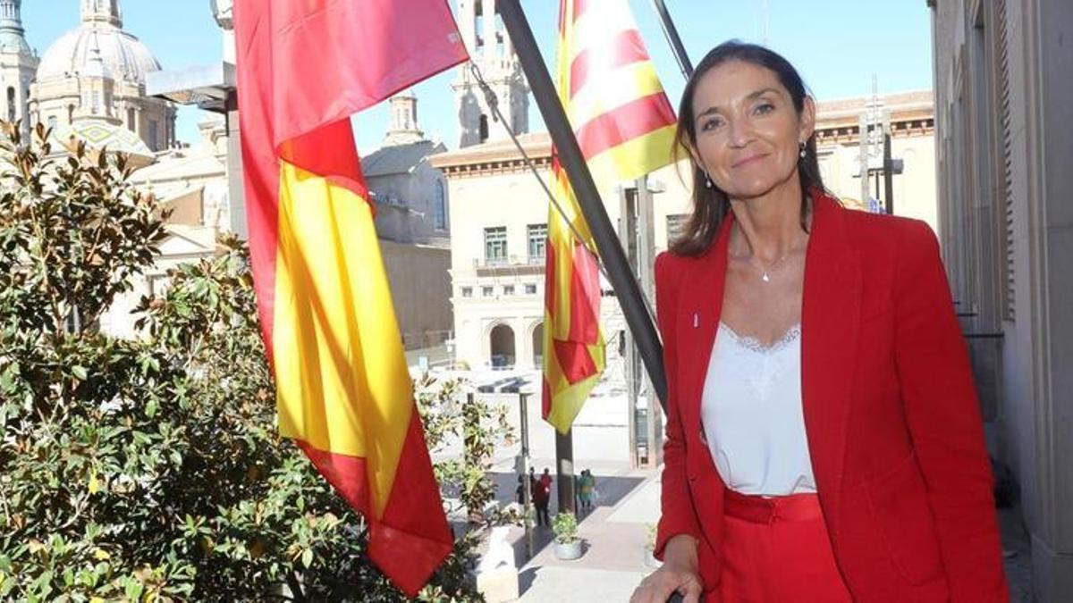 La ministra de Industria, Reyes Maroto, en el balcón de la sede de la Delegación del Gobierno en Aragón, situada en la plaza del Pilar de Zaragoza.