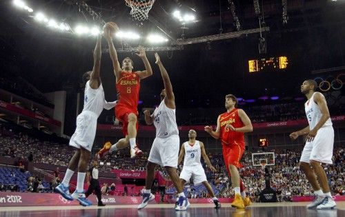 Spain's Calderon goes in for a lay-up between France's Turiaf and Diaw during their men's quarterfinal basketball match at the North Greenwich Arena in London during the London 2012 Olympic Games