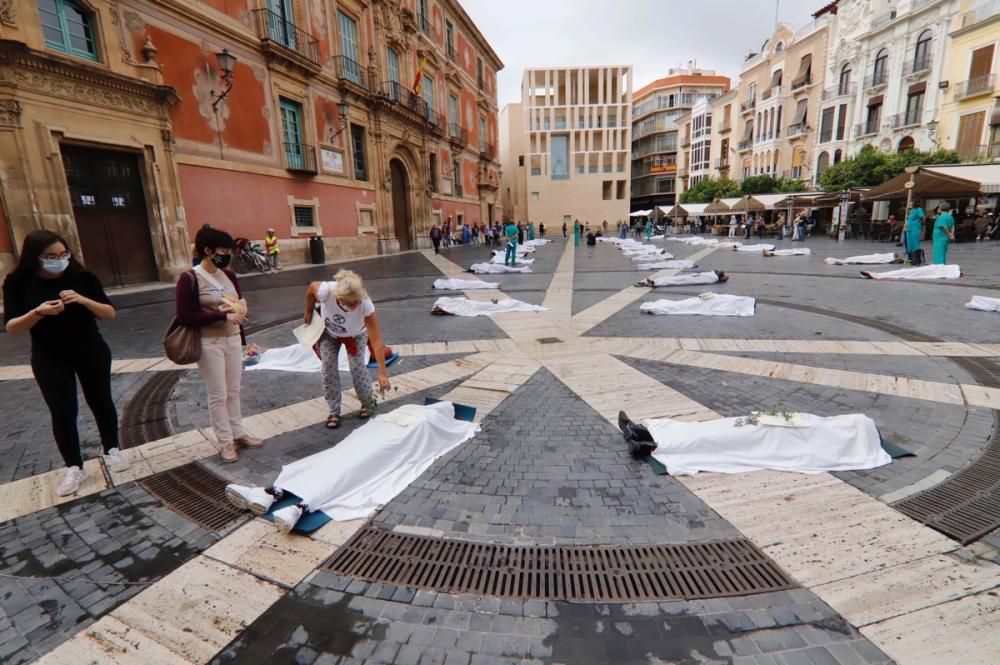 Las 'victimas' de la crisis climática, exhibidas en Murcia