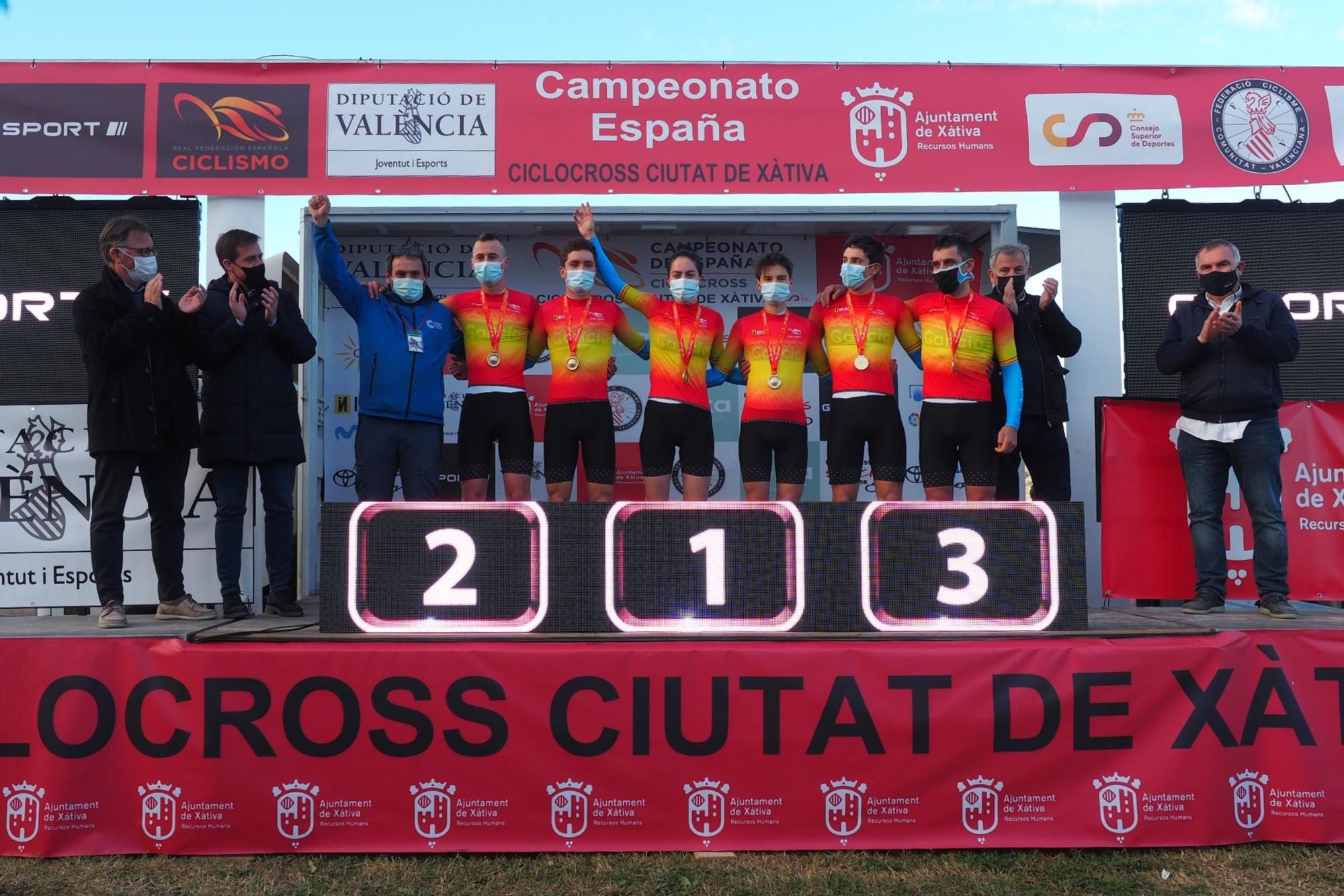 Os compoñentes do equipo, co maillot de campións, no podio.