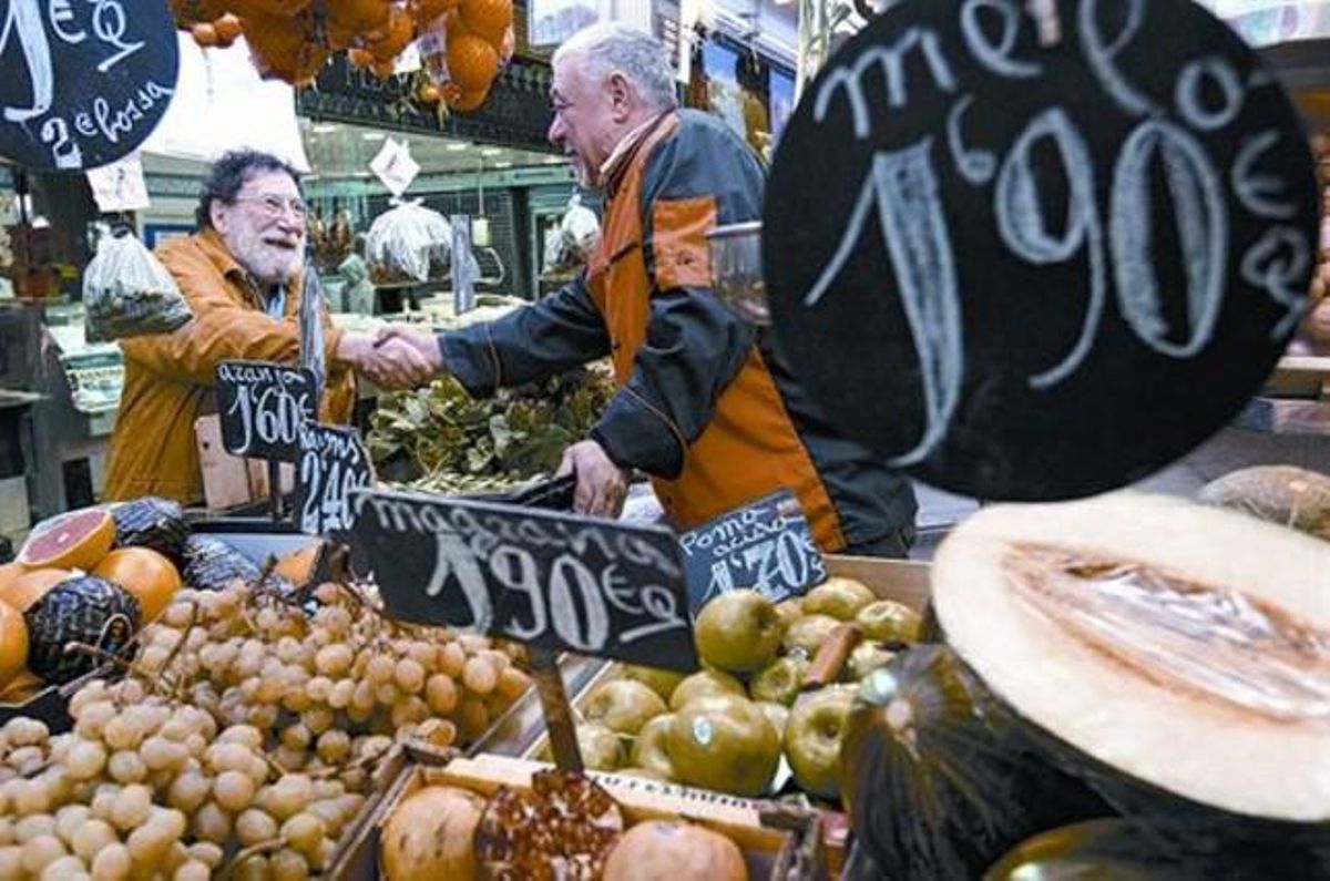 Una parada de fruita del mercat de la Concepció, a l’Eixample, amb els preus exposats. Una parada de fruita del mercat de la Concepció, a l’Eixample, amb els preus exposats.