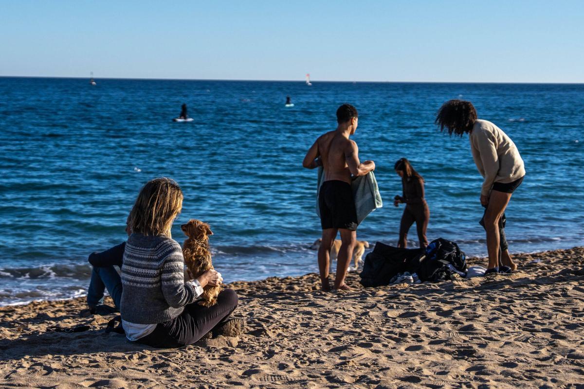 En manga corta a 8 de diciembre en Barcelona. La buena temperatura, llena las playas de la ciudad.
