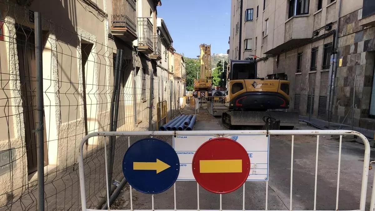 Acceso cortado en Camino Llano, donde se ejecutan los trabajos sobre el colector.