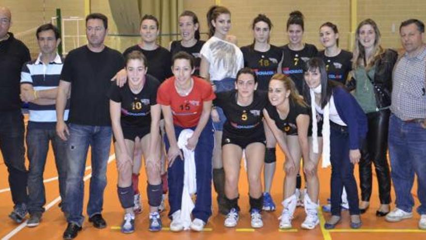 Las jugadoras del Club Voleibol Daya Nueva, junto a su excompañera, la actual Miss España.