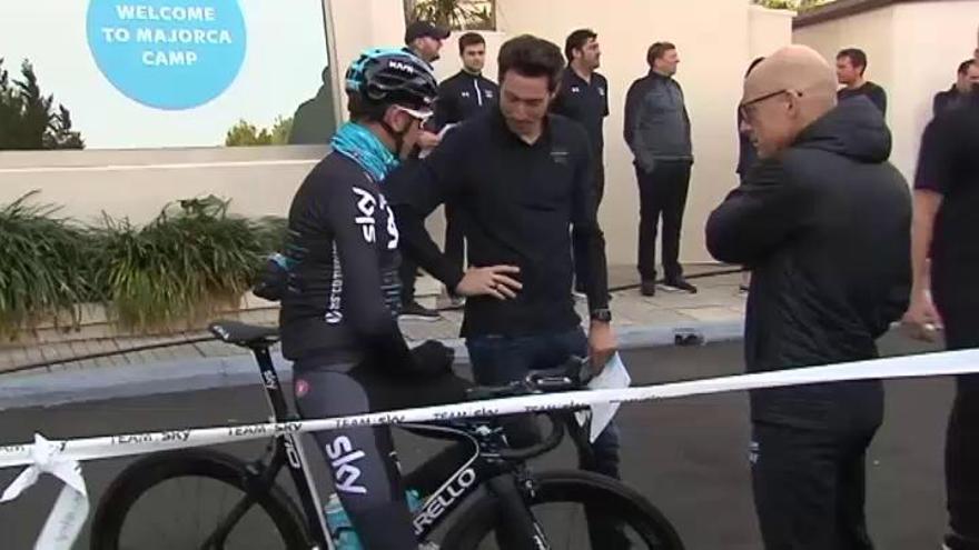 Froome continúa entrenándose con el equipo Sky tras su positivo