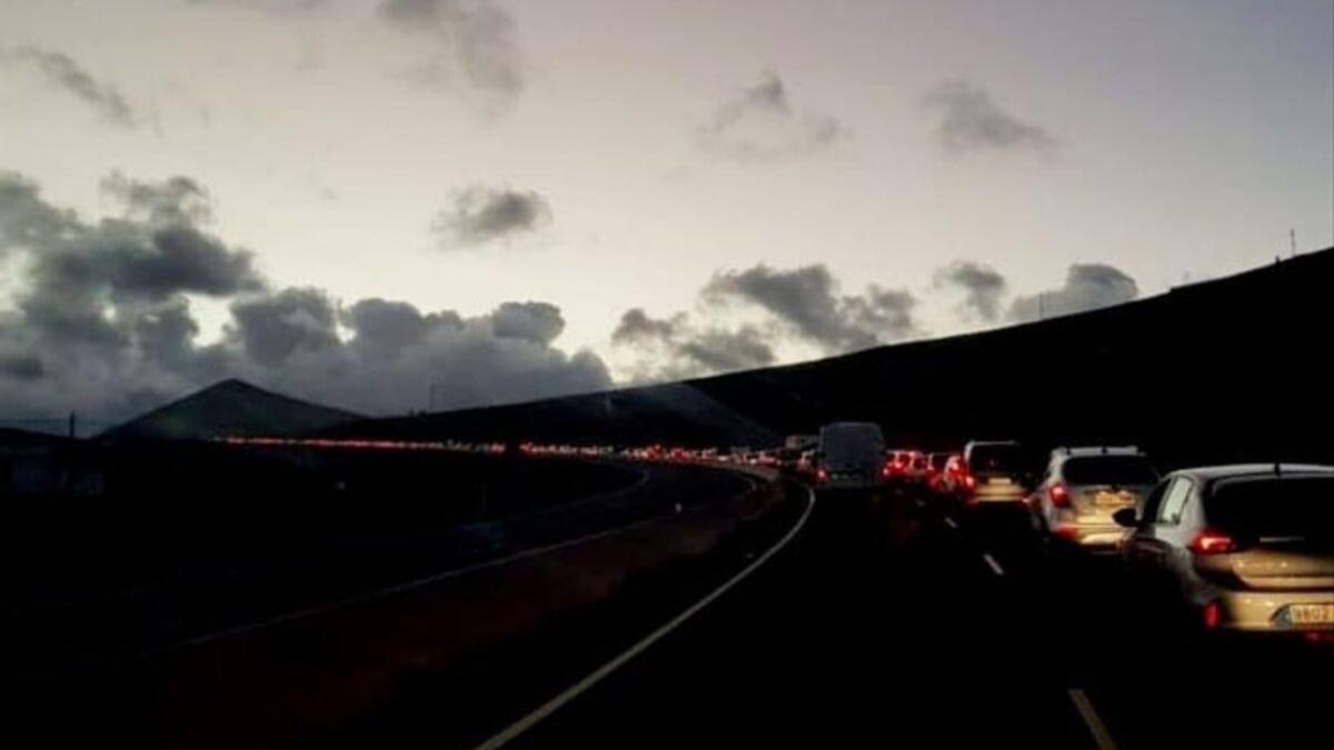 Colas, en la noche del miércoles, en la carretera hacia Mancha Blanca.