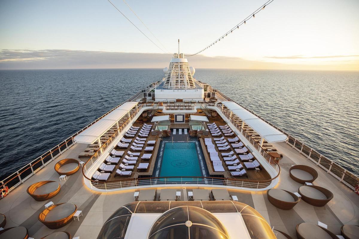 Piscina exterior del Seven Seas Grandeur